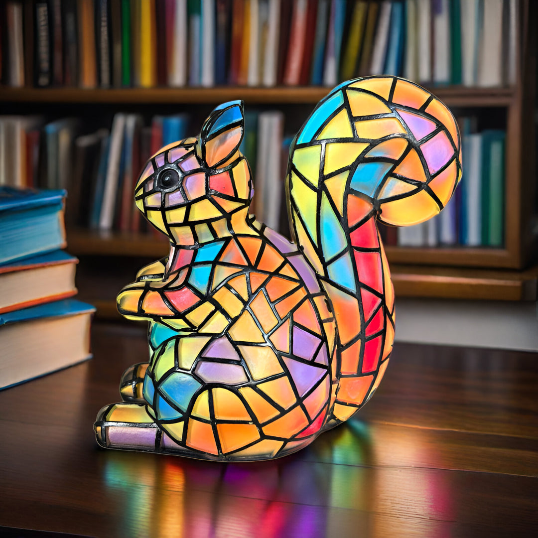 Esquilo Alvin Encantado – Luminária Artesanal em Vitral